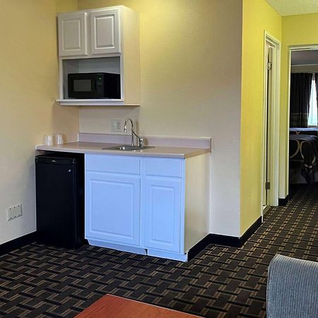 Super 8 By Wyndham Indianapolis/Ne/Castleton Area Hotel Ngoại thất bức ảnh