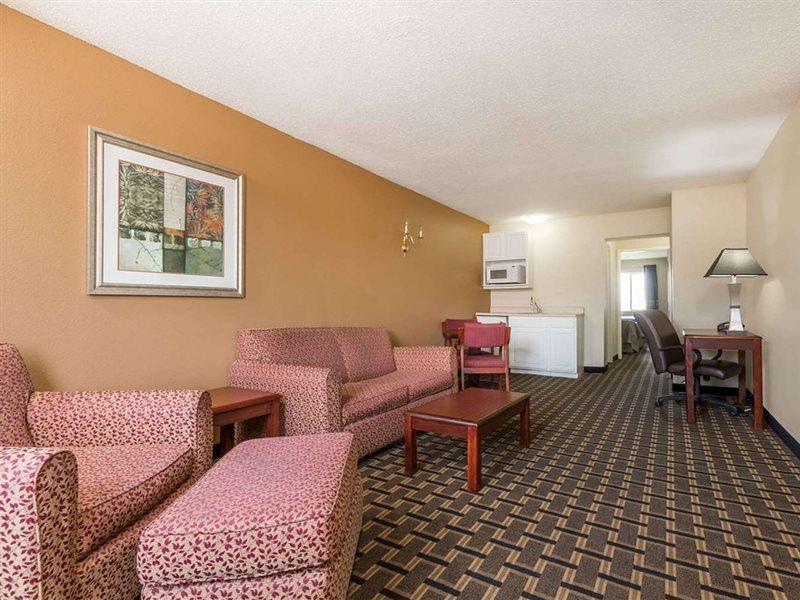 Super 8 By Wyndham Indianapolis/Ne/Castleton Area Hotel Ngoại thất bức ảnh