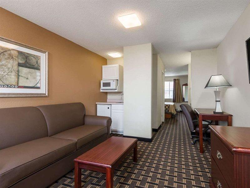Super 8 By Wyndham Indianapolis/Ne/Castleton Area Hotel Ngoại thất bức ảnh