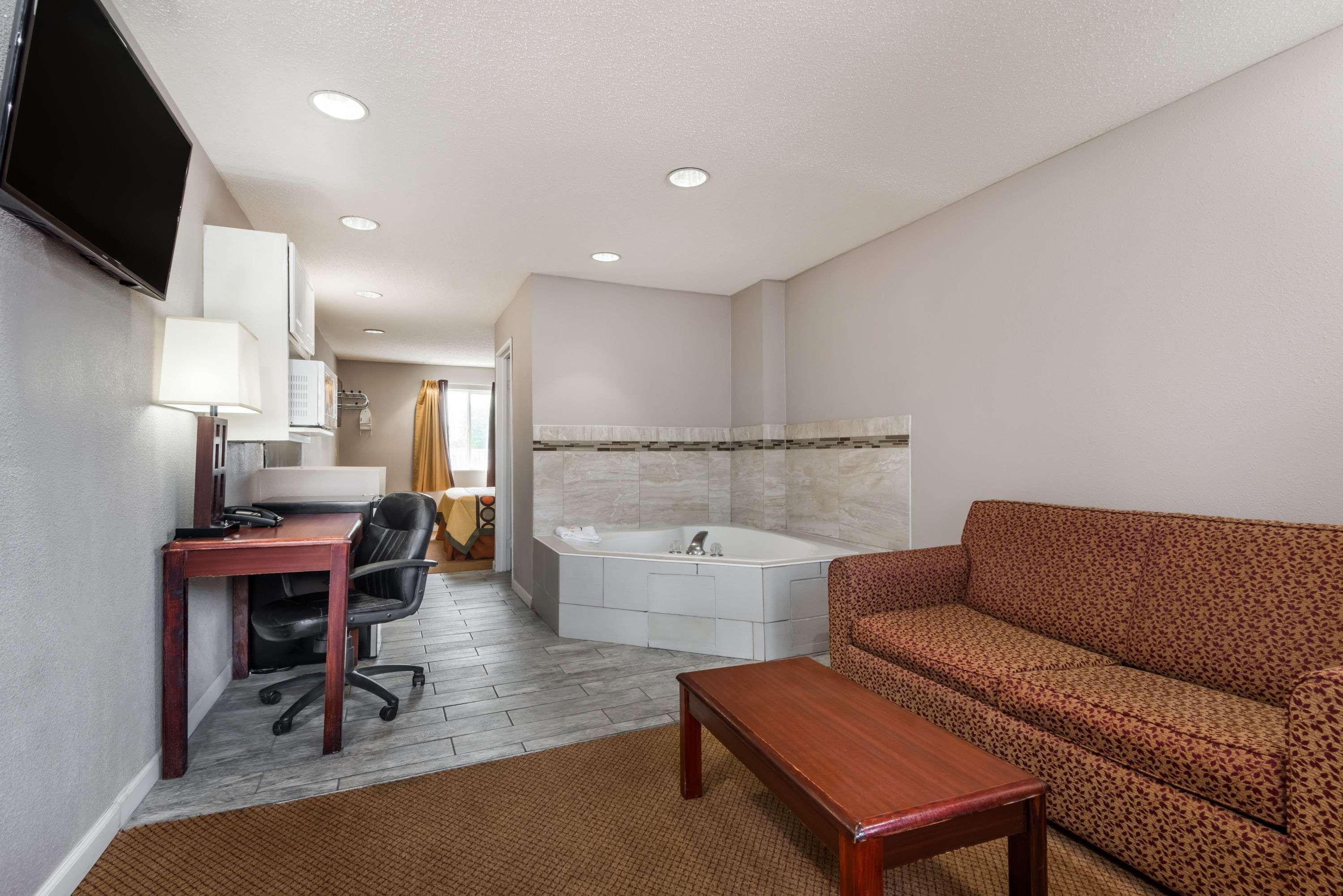 Super 8 By Wyndham Indianapolis/Ne/Castleton Area Hotel Ngoại thất bức ảnh