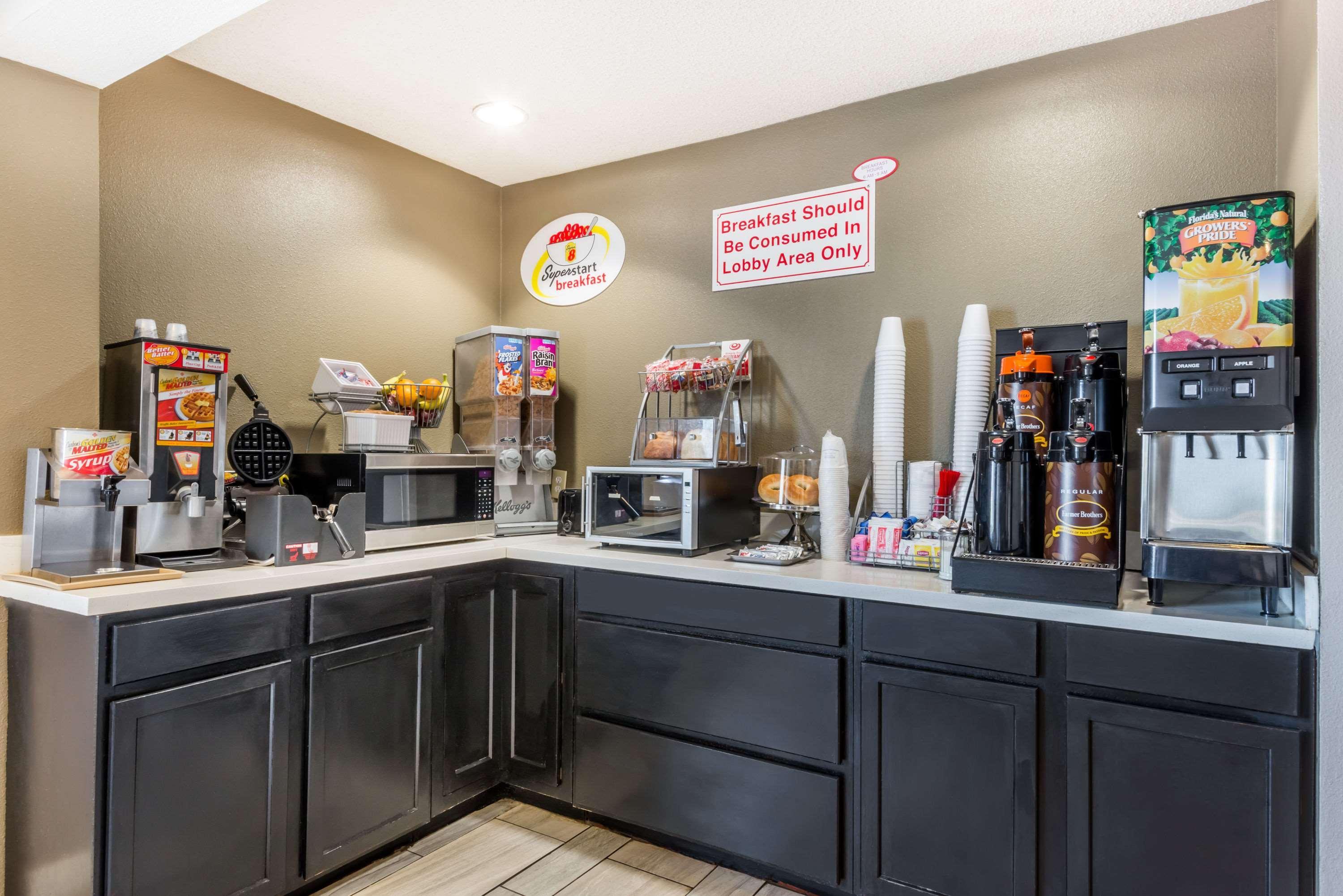 Super 8 By Wyndham Indianapolis/Ne/Castleton Area Hotel Ngoại thất bức ảnh