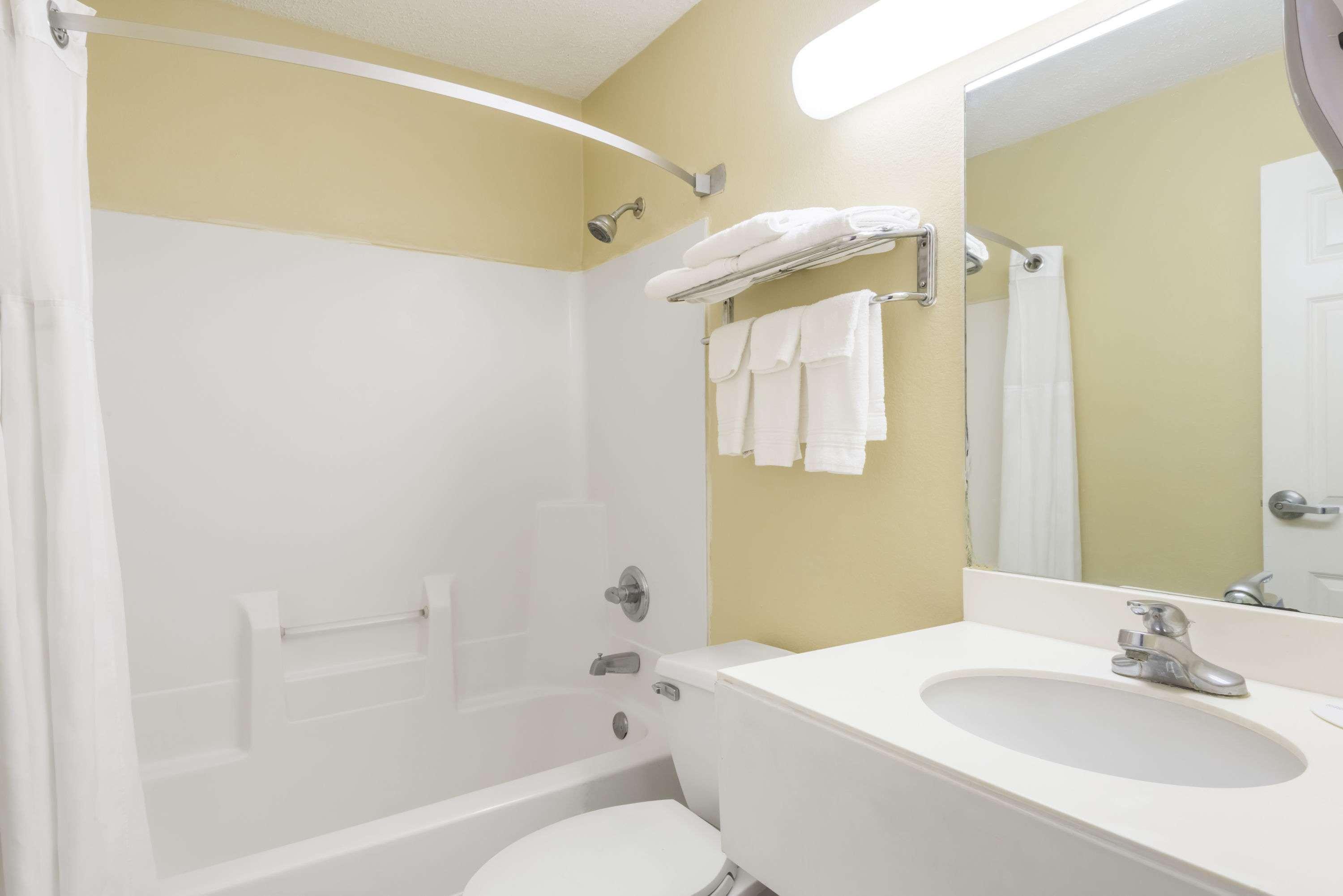 Super 8 By Wyndham Indianapolis/Ne/Castleton Area Hotel Ngoại thất bức ảnh