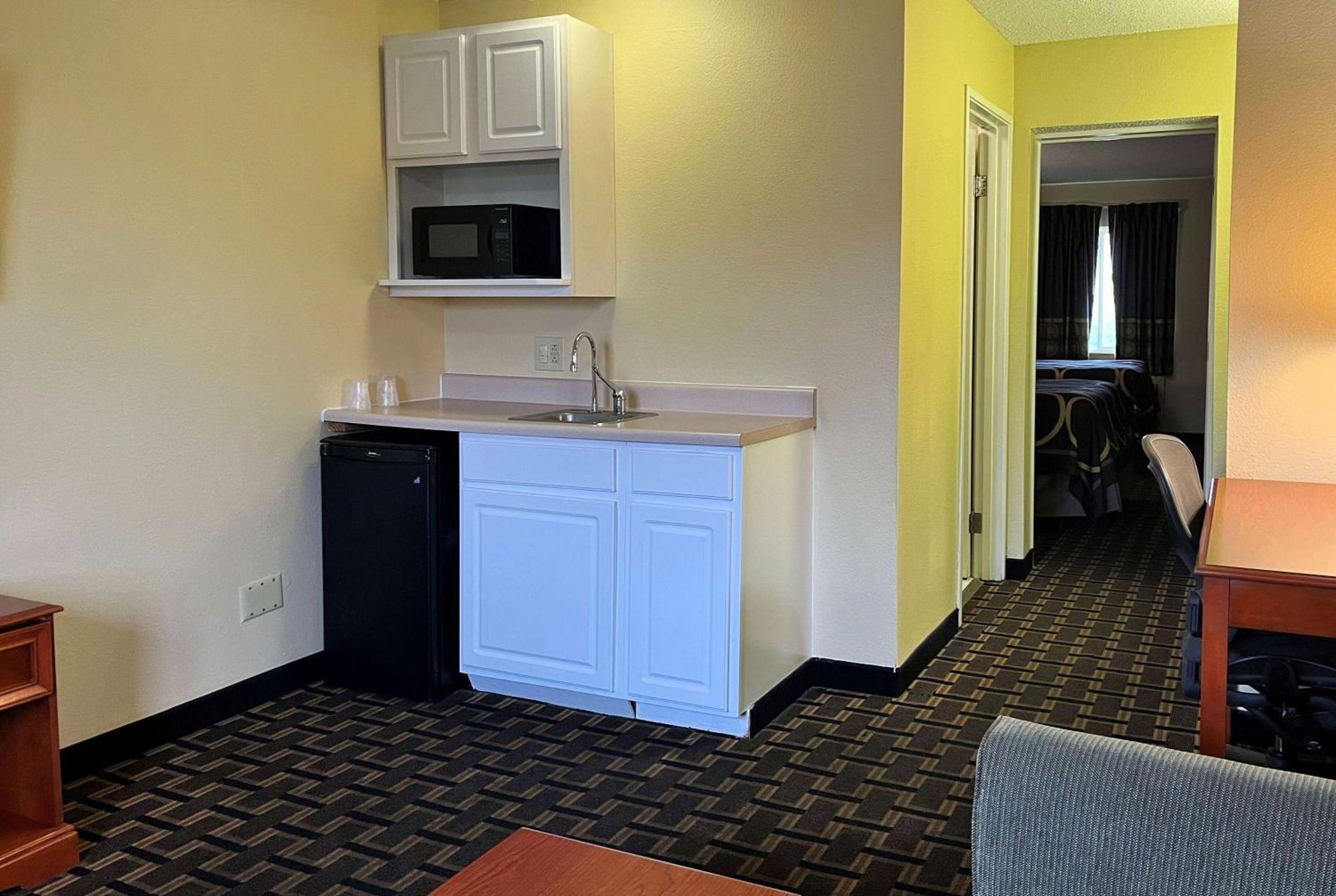 Super 8 By Wyndham Indianapolis/Ne/Castleton Area Hotel Ngoại thất bức ảnh