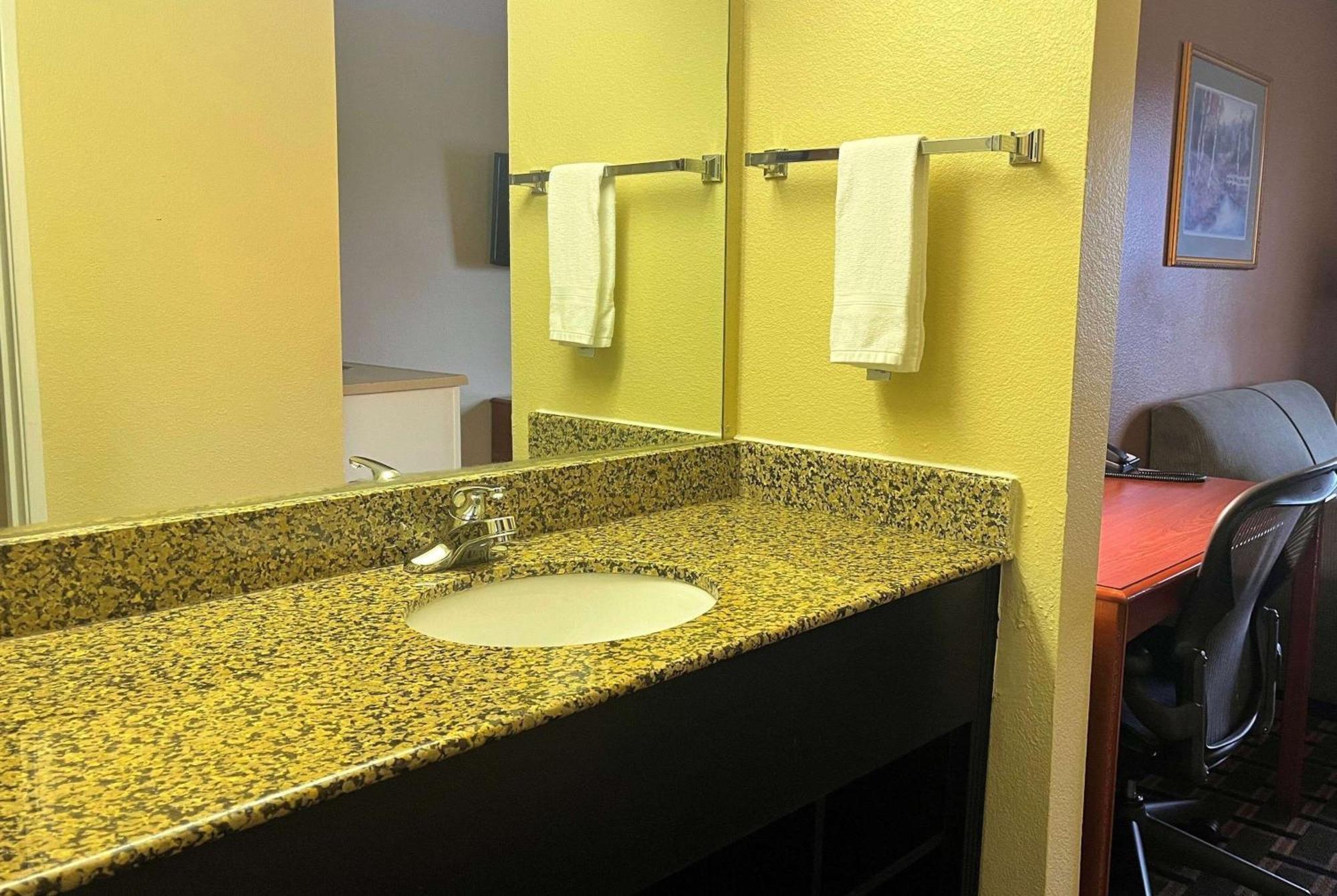 Super 8 By Wyndham Indianapolis/Ne/Castleton Area Hotel Ngoại thất bức ảnh