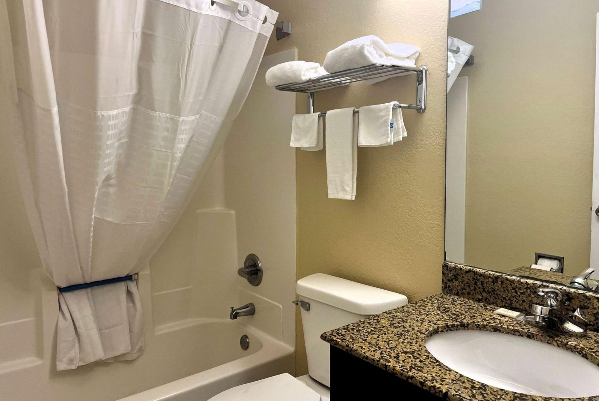 Super 8 By Wyndham Indianapolis/Ne/Castleton Area Hotel Ngoại thất bức ảnh
