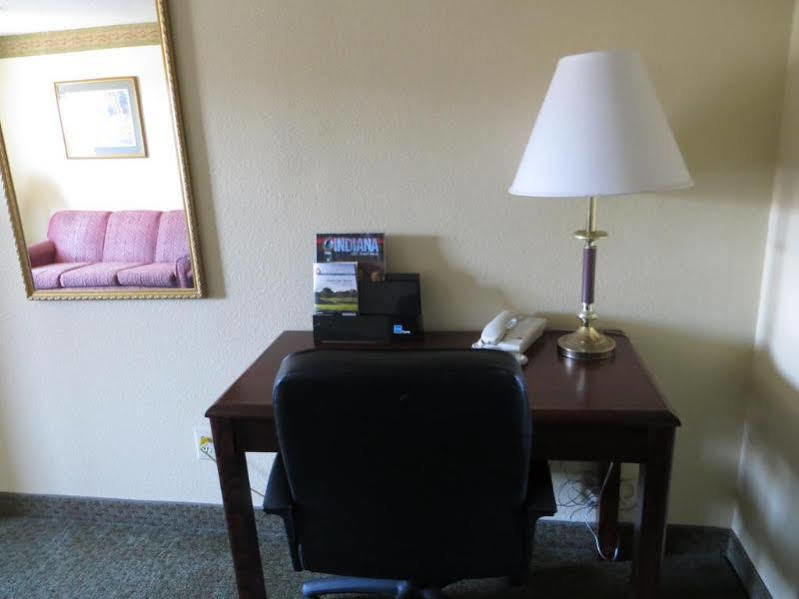 Super 8 By Wyndham Indianapolis/Ne/Castleton Area Hotel Ngoại thất bức ảnh
